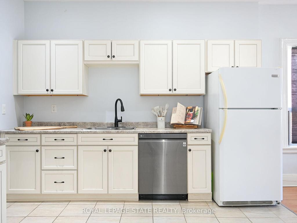









200


Kensington

Avenue North,
Hamilton,




ON
L8L 7N7

