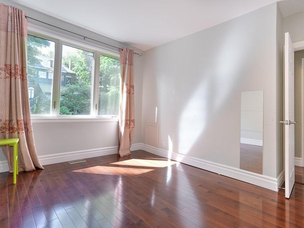 









3099


Le Boulevard

,
Montréal (Ville-Marie),




QC
H3Y1R8

