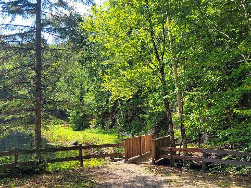 









8


Ch. du Rossignol

,
Val-des-Monts,







QC
J8N6B7

