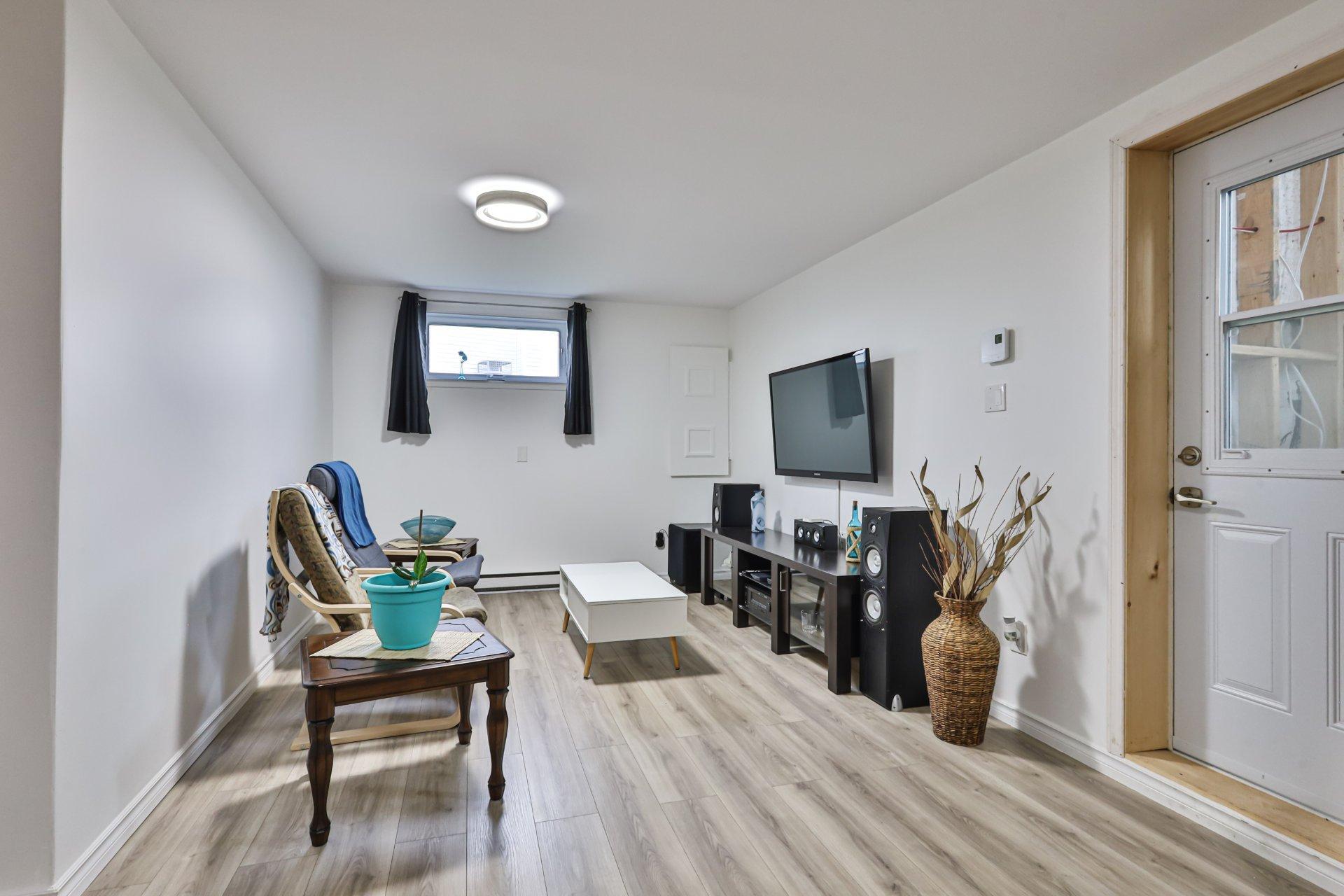 









1286


Rue Germaine-Guèvremont

,
Saint-Jérôme,




QC
J7Z7C4

