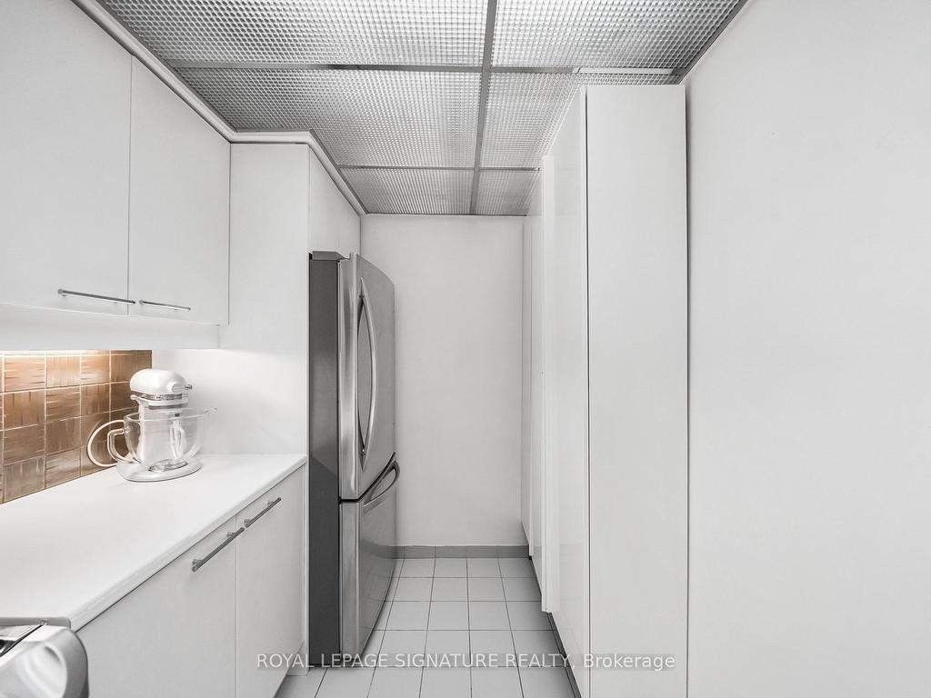 









18


Hollywood

Avenue, 206,
Toronto,




ON
M2N 6P5

