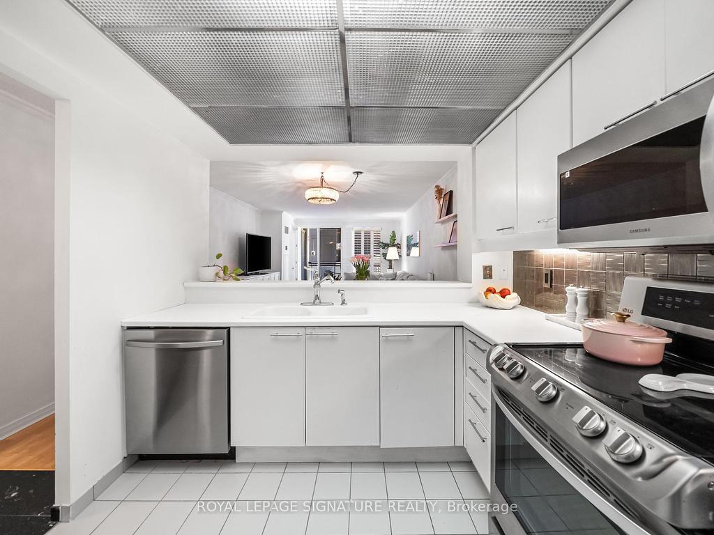 









18


Hollywood

Avenue, 206,
Toronto,




ON
M2N 6P5


