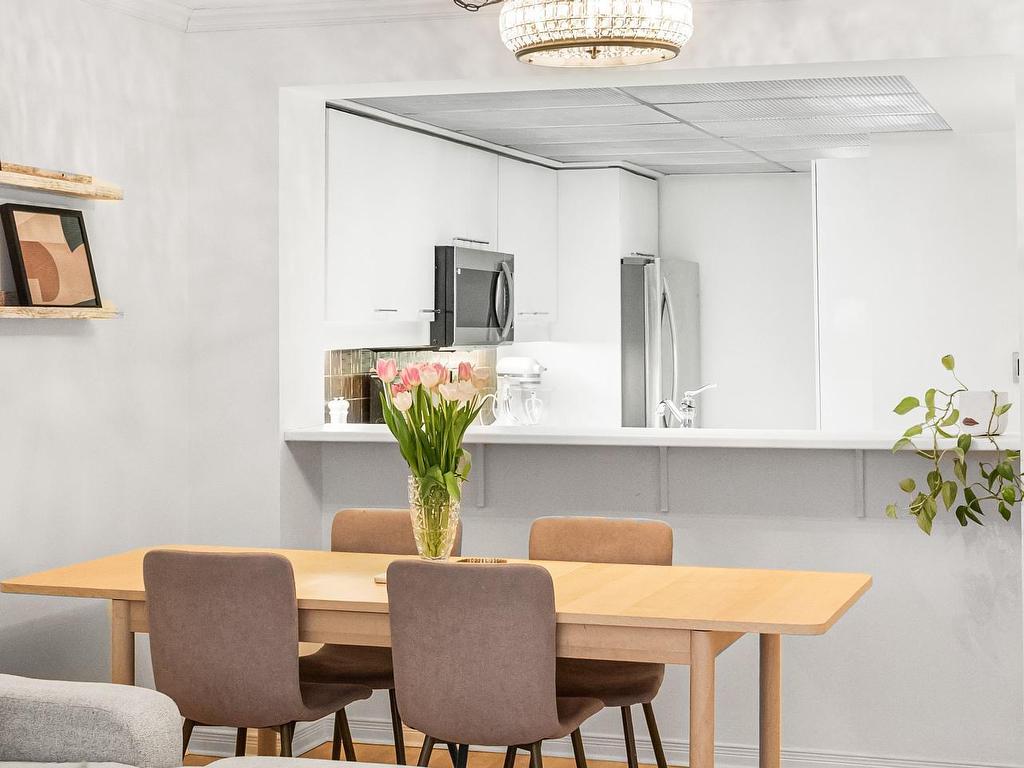 









18


Hollywood

Avenue, 206,
Toronto,




ON
M2N 6P5

