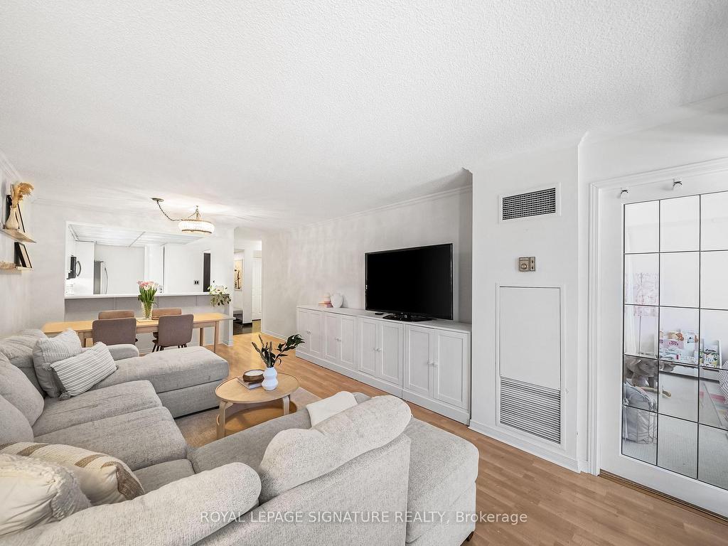 









18


Hollywood

Avenue, 206,
Toronto,




ON
M2N 6P5

