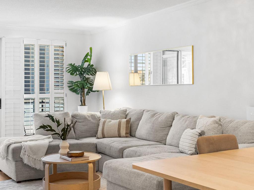 









18


Hollywood

Avenue, 206,
Toronto,




ON
M2N 6P5

