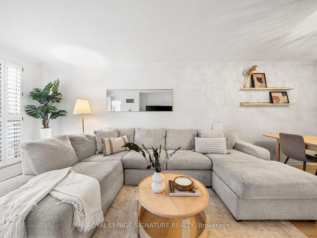 









18


Hollywood

Avenue, 206,
Toronto,




ON
M2N 6P5


