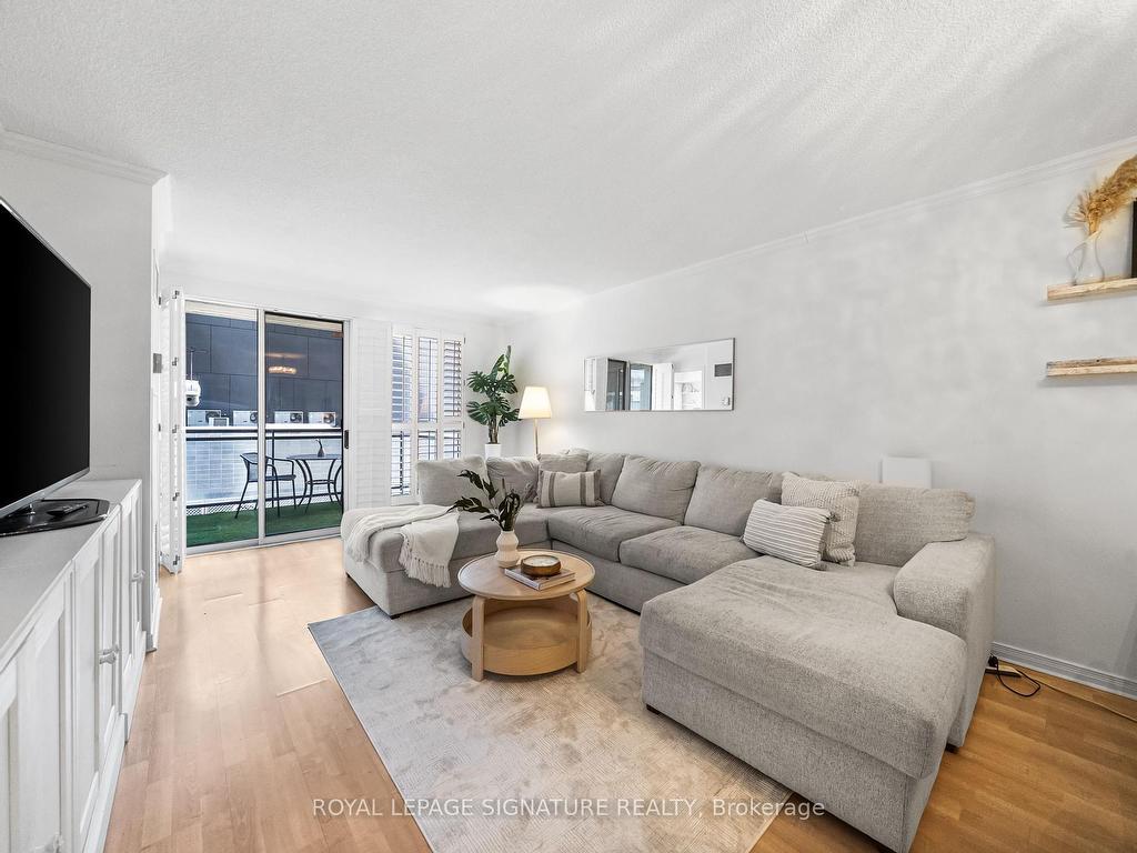 









18


Hollywood

Avenue, 206,
Toronto,




ON
M2N 6P5

