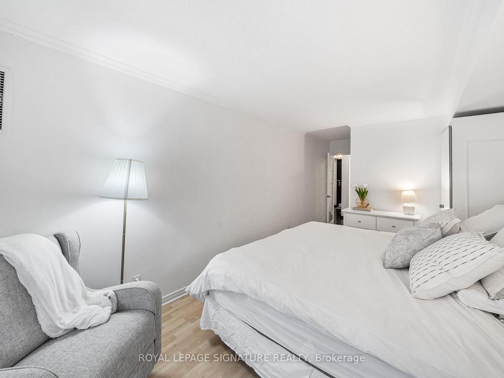 









18


Hollywood

Avenue, 206,
Toronto,




ON
M2N 6P5

