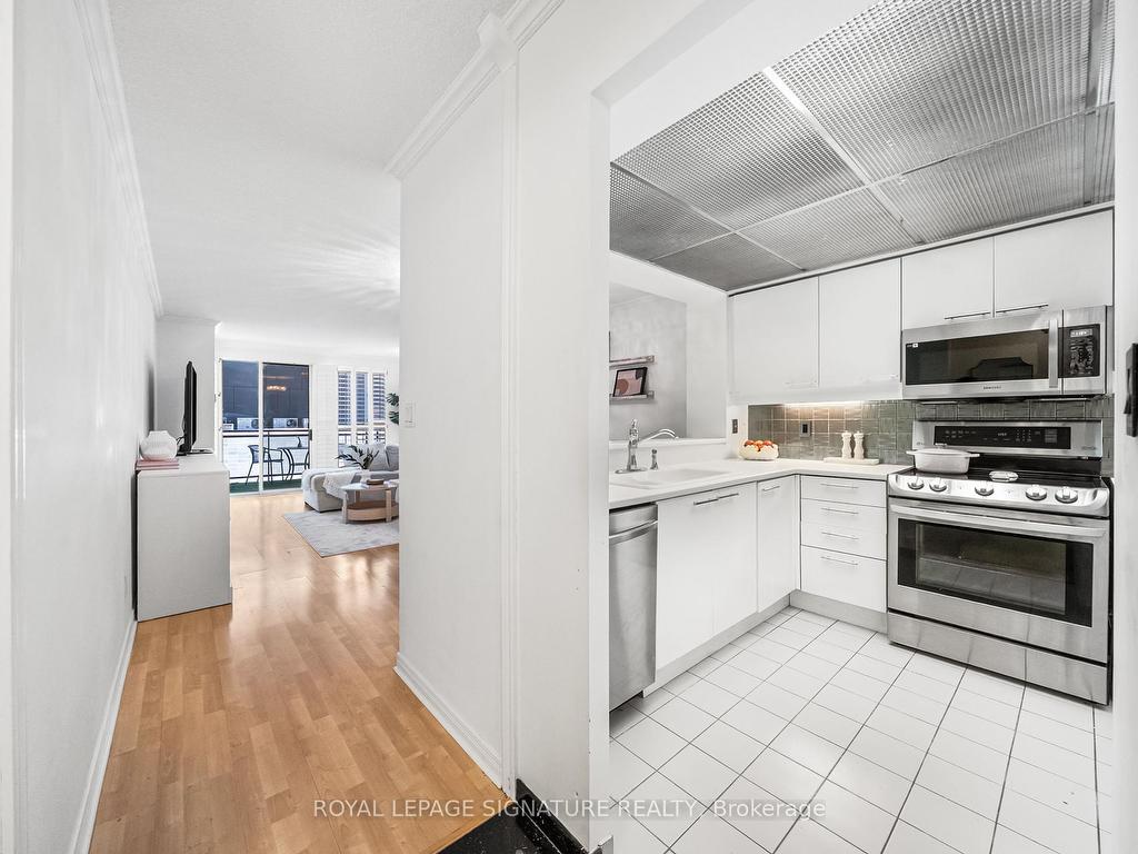 









18


Hollywood

Avenue, 206,
Toronto,




ON
M2N 6P5

