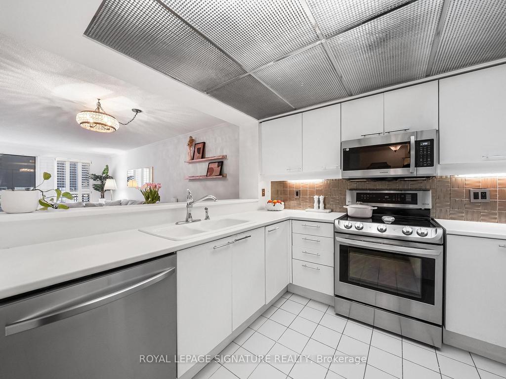 









18


Hollywood

Avenue, 206,
Toronto,




ON
M2N 6P5

