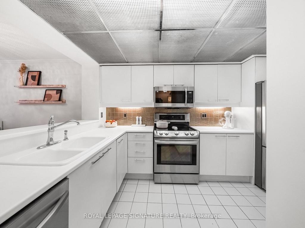 









18


Hollywood

Avenue, 206,
Toronto,




ON
M2N 6P5

