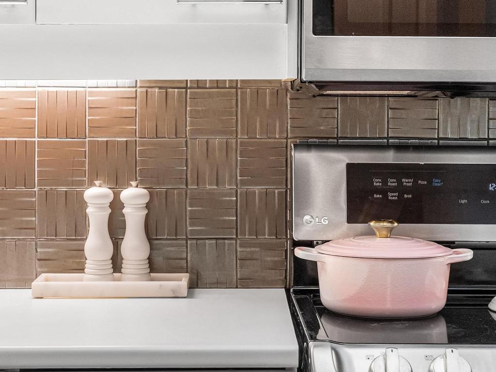 









18


Hollywood

Avenue, 206,
Toronto,




ON
M2N 6P5

