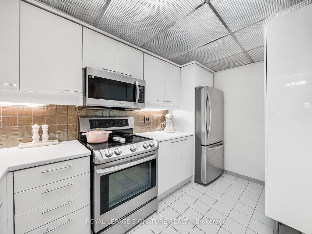 









18


Hollywood

Avenue, 206,
Toronto,




ON
M2N 6P5

