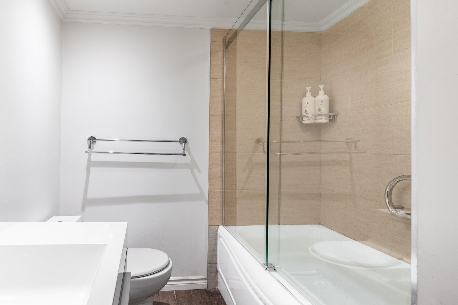 









2355


Boul. Perron

,
Longueuil (Le Vieux-Longueuil),




QC
J4L4G4

