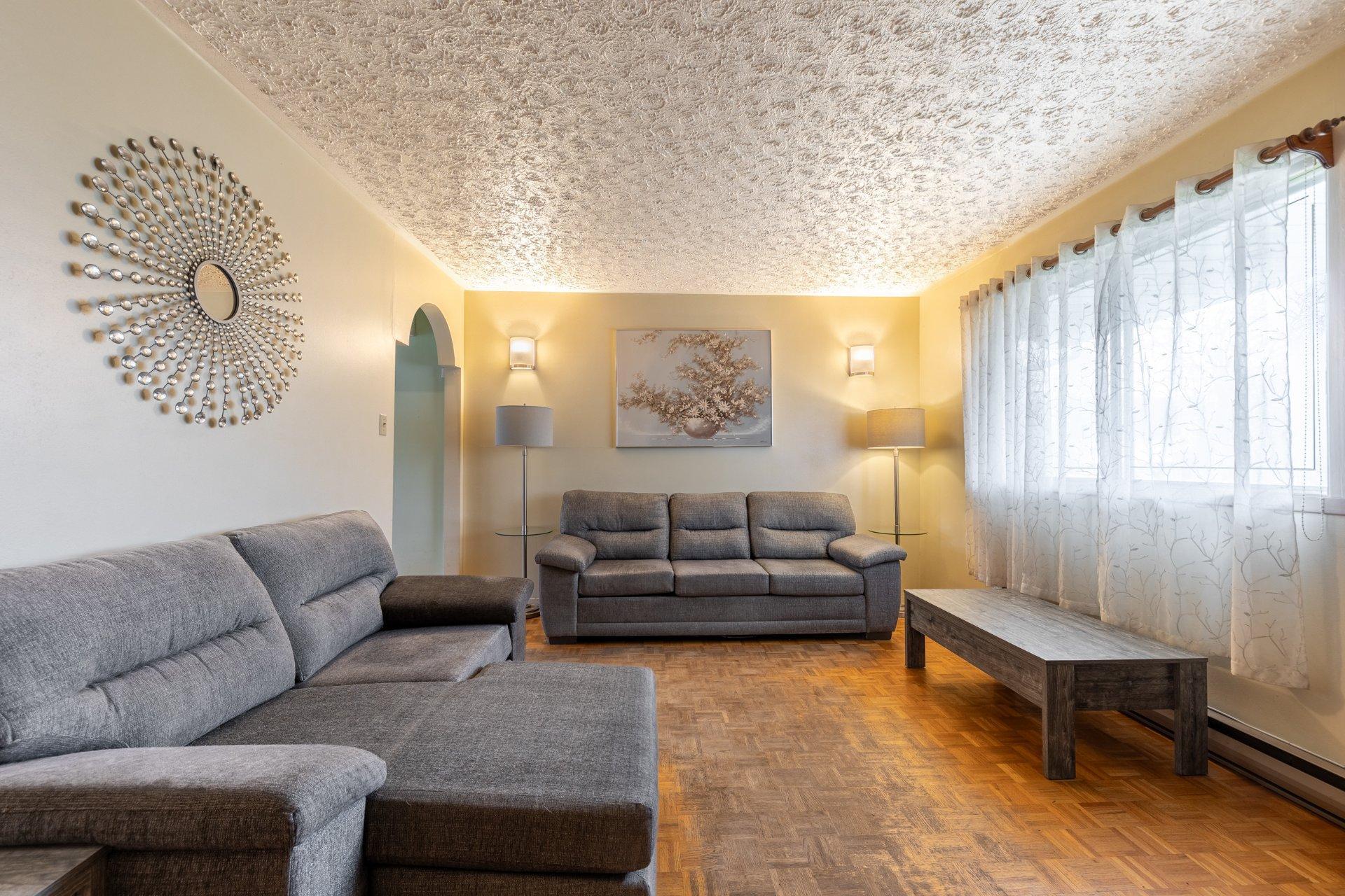 









2355


Boul. Perron

,
Longueuil (Le Vieux-Longueuil),




QC
J4L4G4


