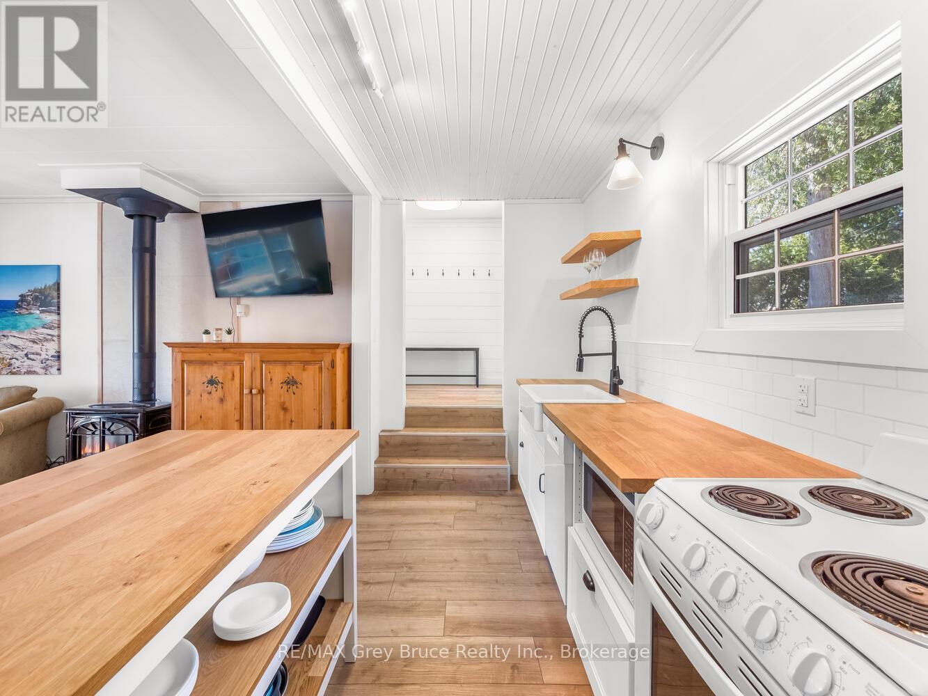 












59 SIMPSON AVENUE

,
Northern Bruce Peninsula,




Ontario
N0H2R0

