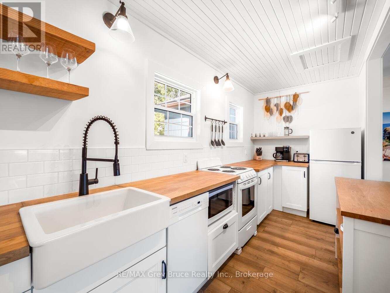 












59 SIMPSON AVENUE

,
Northern Bruce Peninsula,




Ontario
N0H2R0

