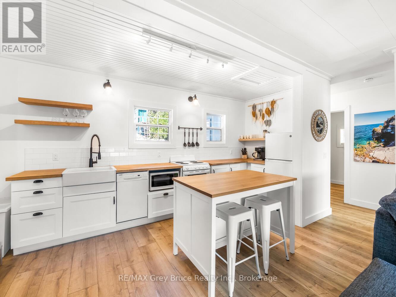 












59 SIMPSON AVENUE

,
Northern Bruce Peninsula,




Ontario
N0H2R0

