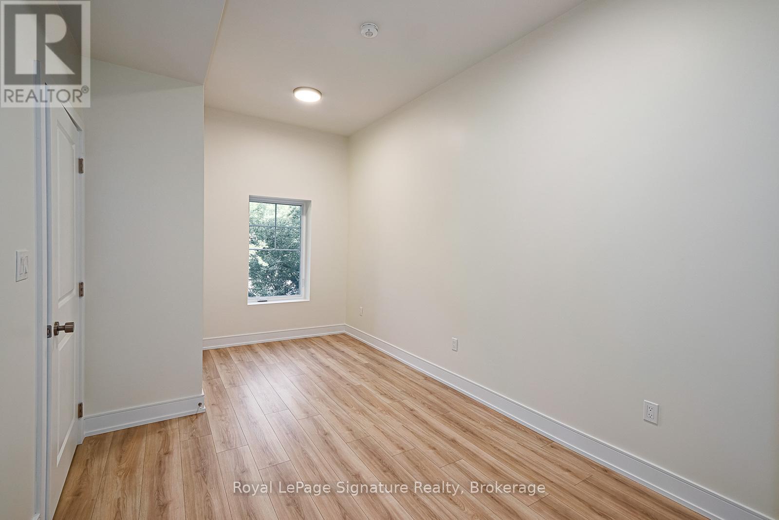 












208 - 121 MARY STREET

,
Clearview (Creemore),




Ontario
L0M1G0

