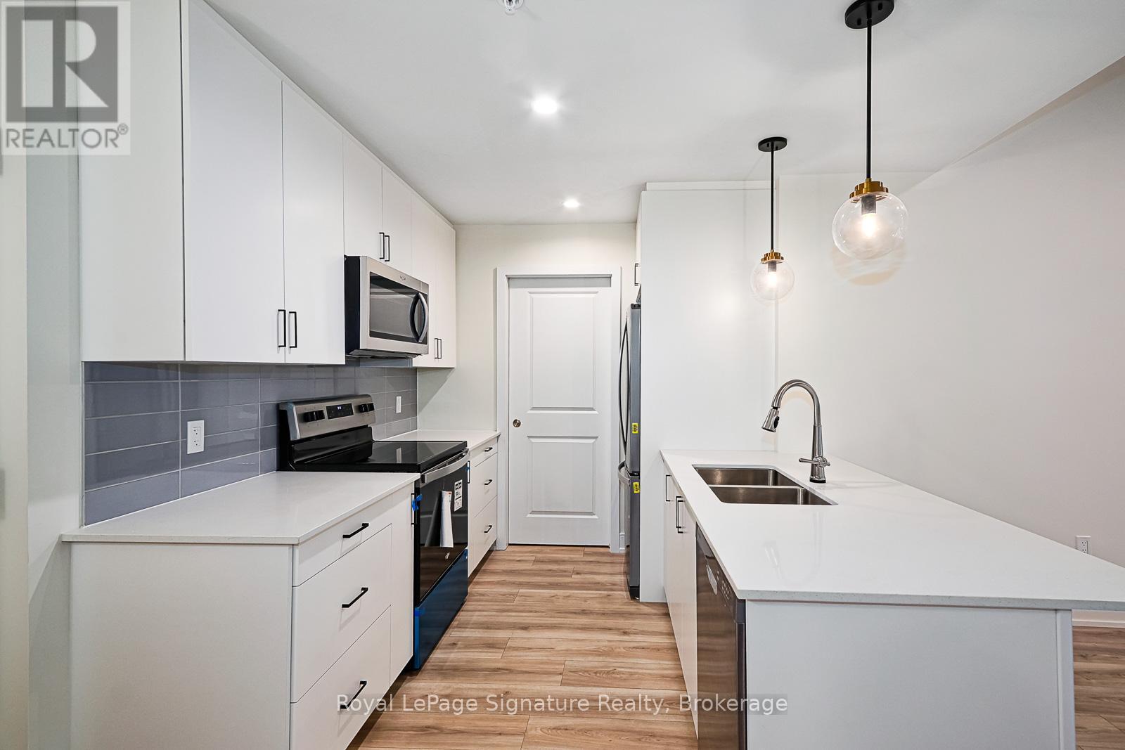 












208 - 121 MARY STREET

,
Clearview (Creemore),




Ontario
L0M1G0

