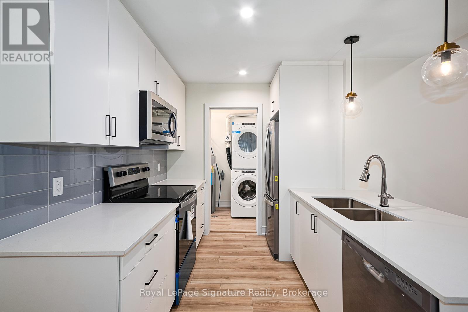 












208 - 121 MARY STREET

,
Clearview (Creemore),




Ontario
L0M1G0

