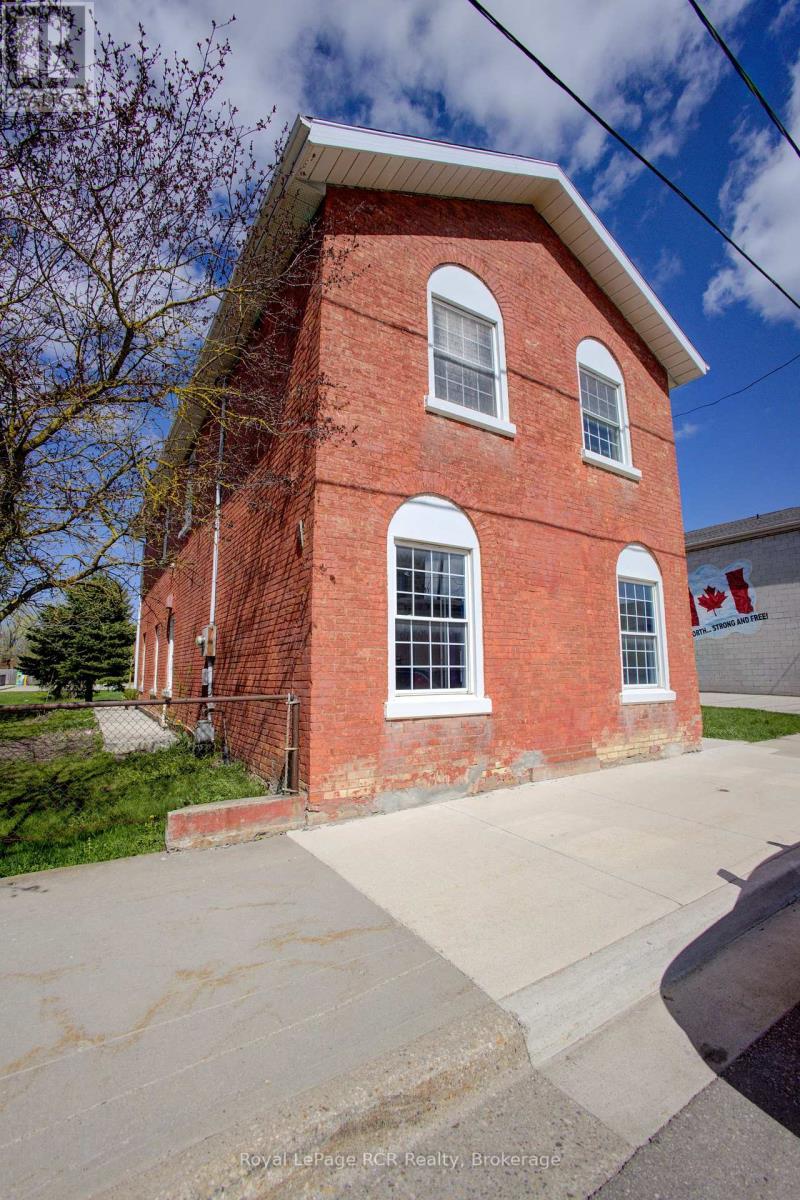 












221 GEORGE STREET

,
Wellington North (Arthur),




Ontario
N0G1A0

