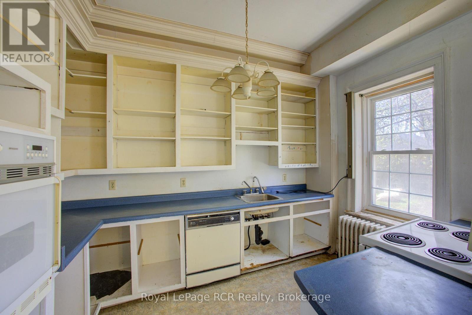 












221 GEORGE STREET

,
Wellington North (Arthur),




Ontario
N0G1A0


