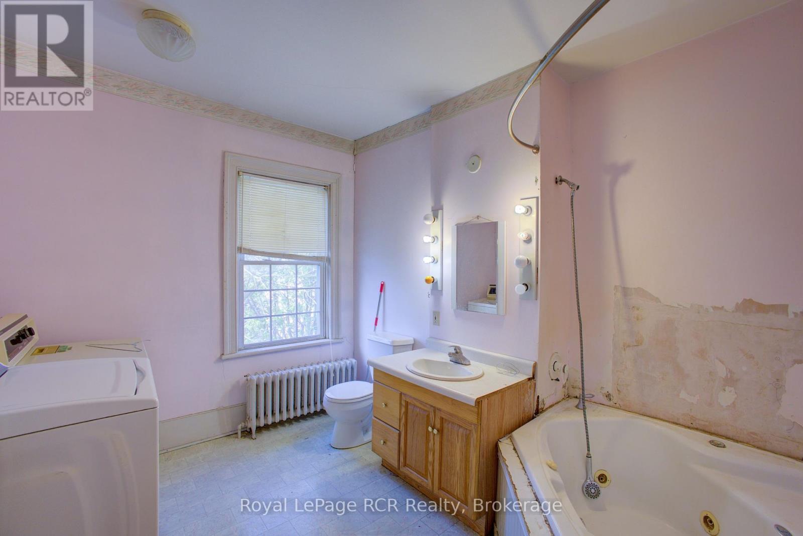 












221 GEORGE STREET

,
Wellington North (Arthur),




Ontario
N0G1A0

