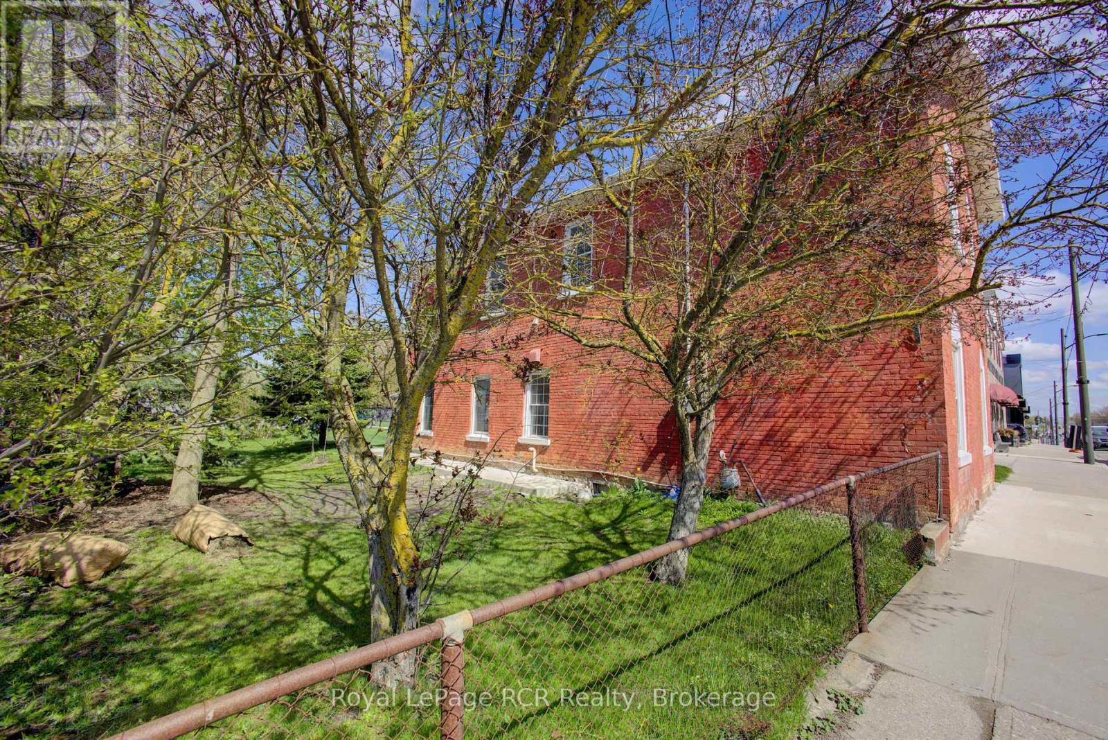 












221 GEORGE STREET

,
Wellington North (Arthur),




Ontario
N0G1A0

