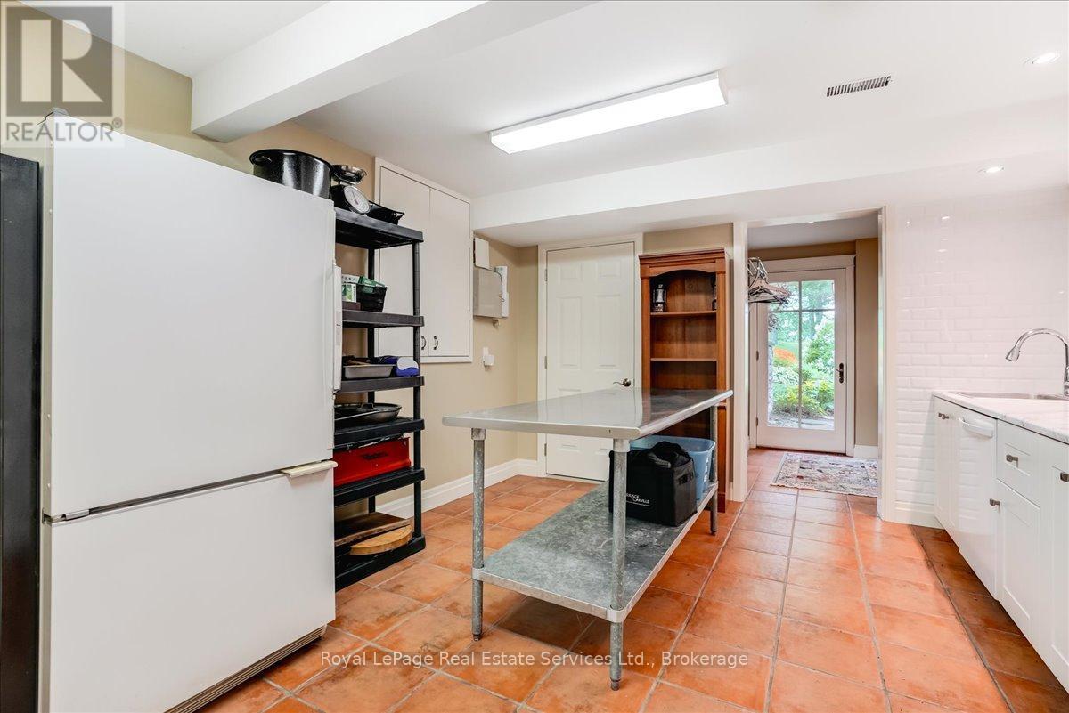 












6150 WALKERS LINE

,
Burlington,




Ontario
L7M0R3

