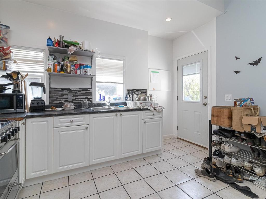 









2335


Howard

St,
Victoria,




BC
V8R 4K8


