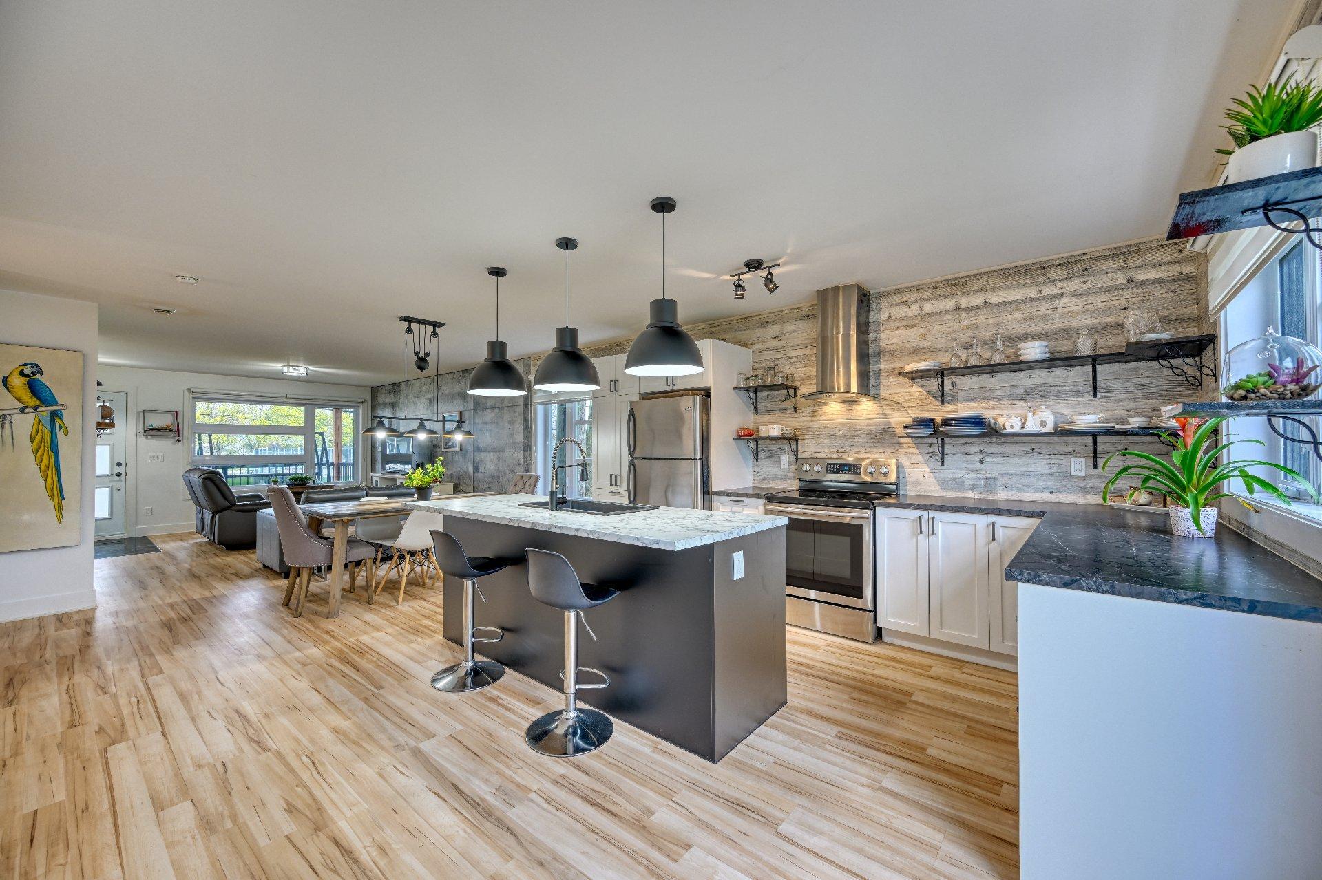









52

 - 52A


31e Avenue

,
Sainte-Marthe-sur-le-Lac,




QC
J0N1P0

