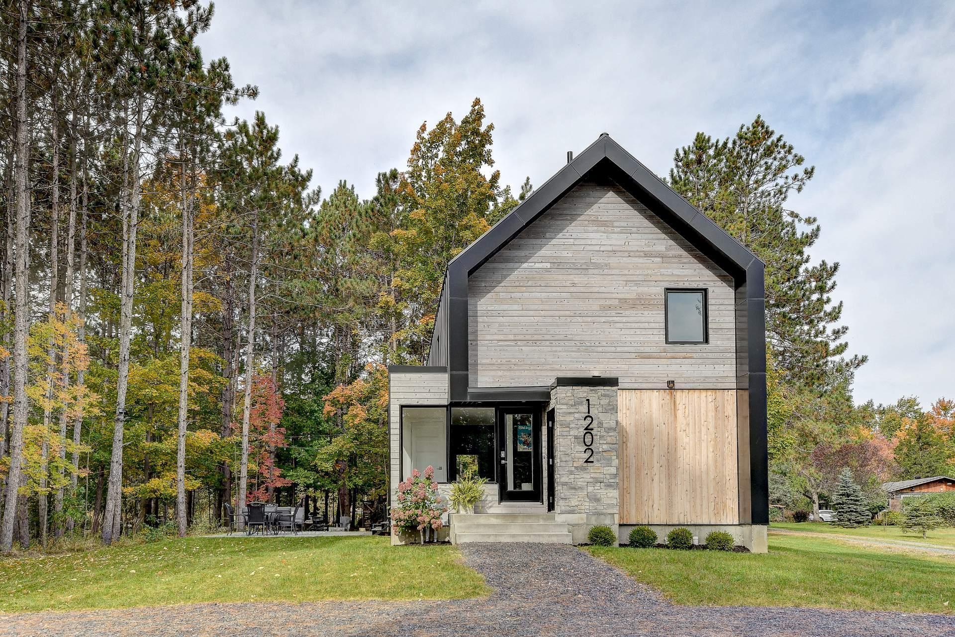 









1202


Rue Shefford

,
Bromont,




QC
J2L1E5

