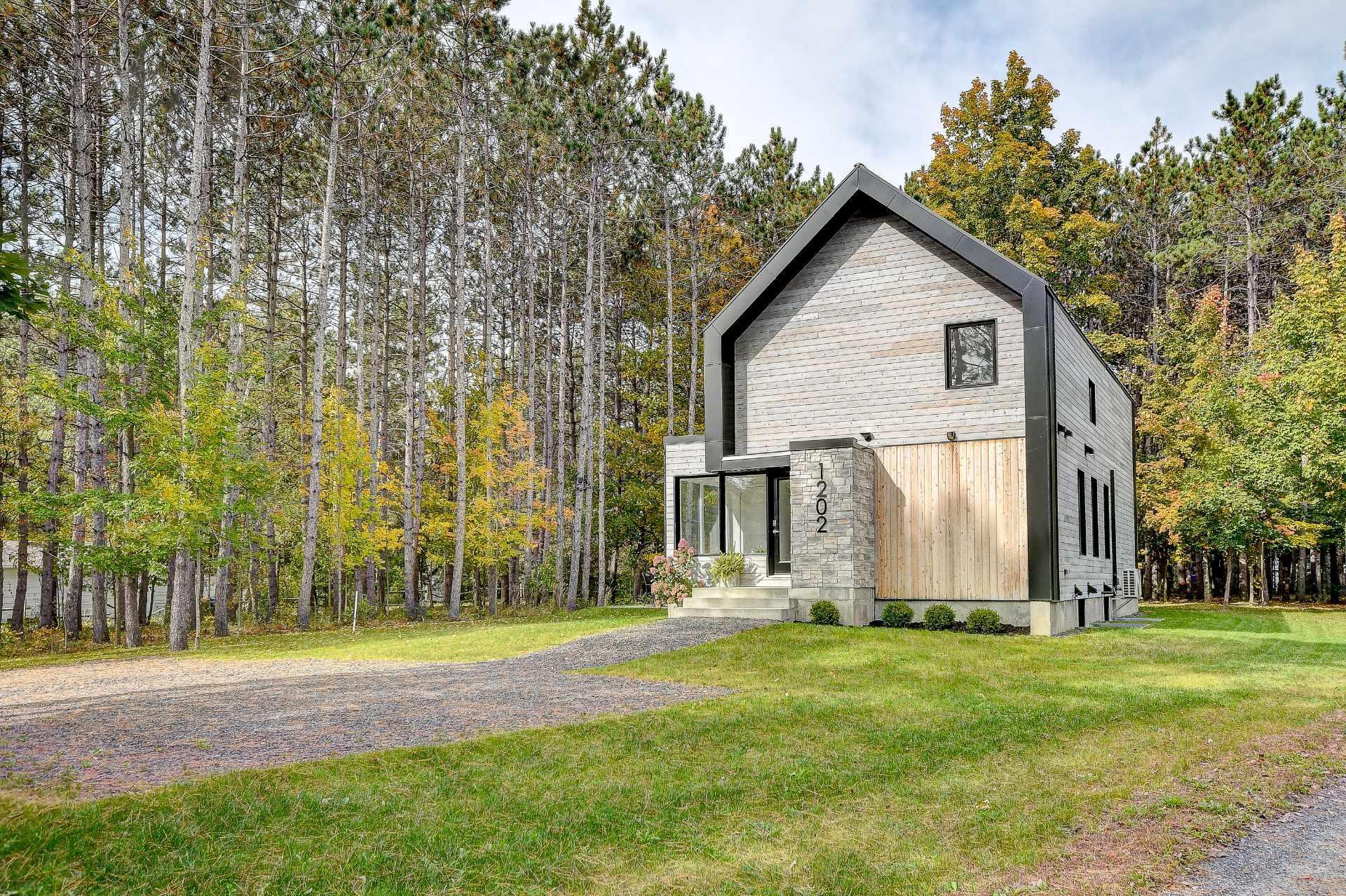 









1202


Rue Shefford

,
Bromont,




QC
J2L1E5

