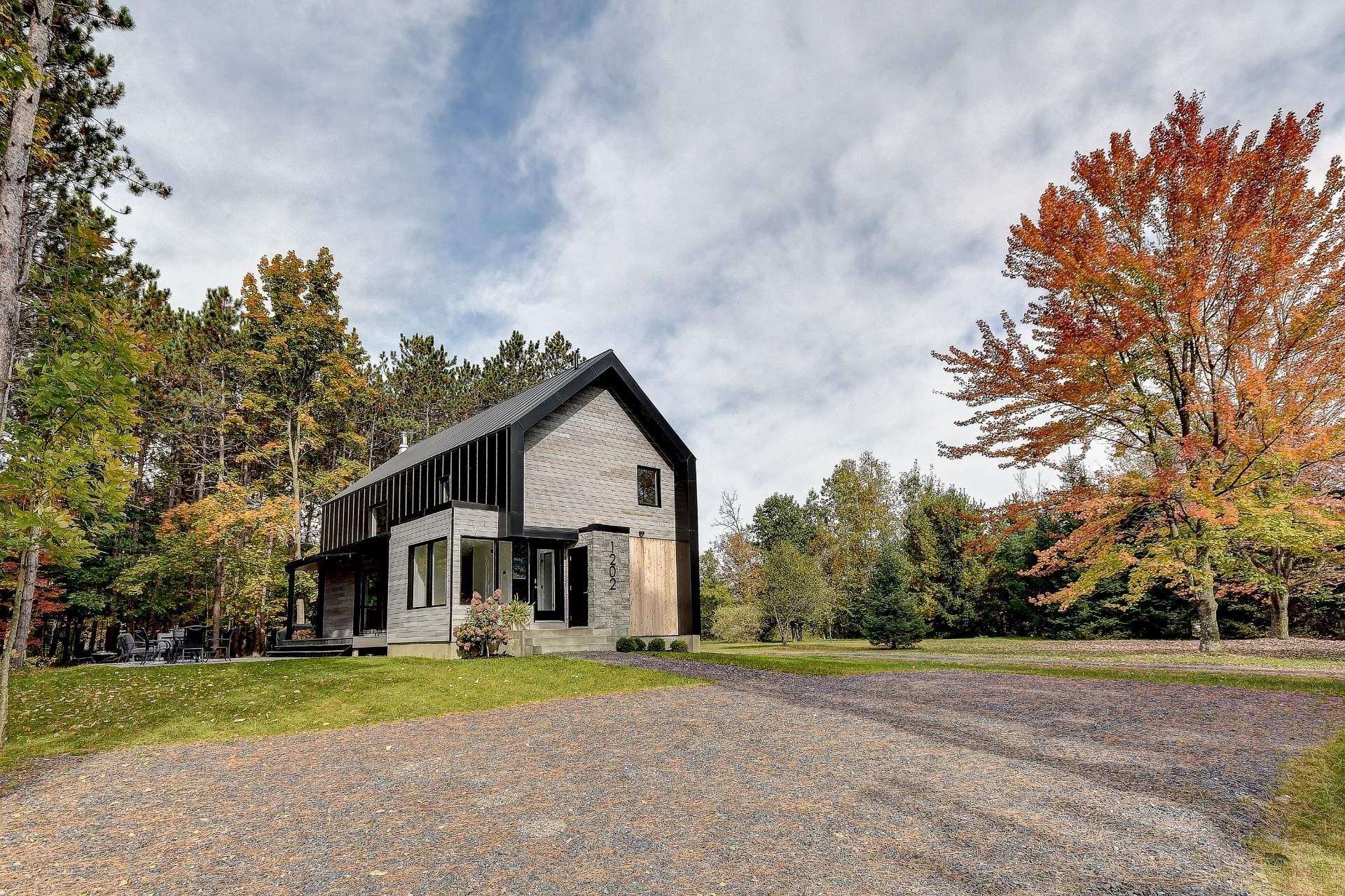 









1202


Rue Shefford

,
Bromont,




QC
J2L1E5

