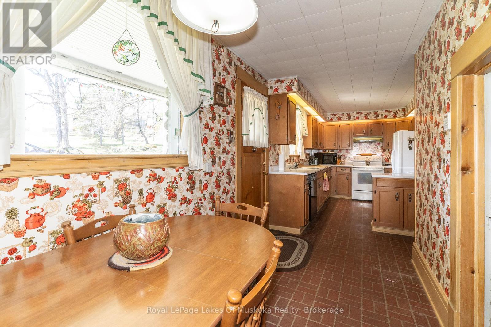 












21 KING STREET

,
Huntsville,




Ontario
P1H1X6

