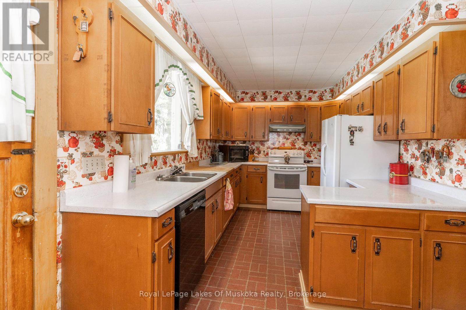 












21 KING STREET

,
Huntsville,




Ontario
P1H1X6

