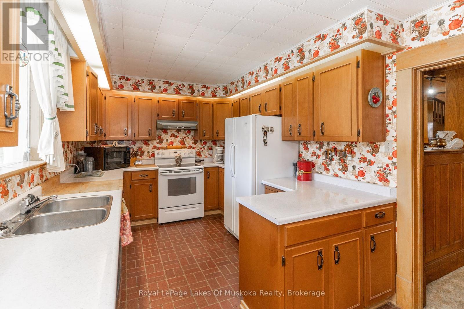 












21 KING STREET

,
Huntsville,




Ontario
P1H1X6

