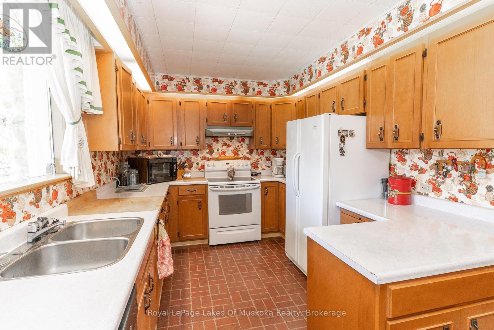 












21 KING STREET

,
Huntsville,




Ontario
P1H1X6

