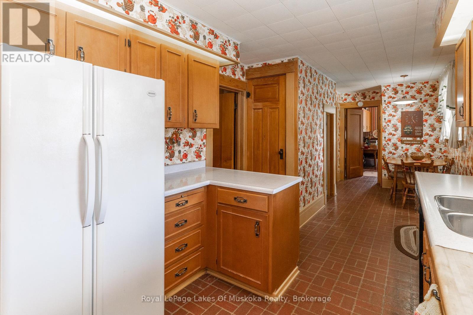 












21 KING STREET

,
Huntsville,




Ontario
P1H1X6

