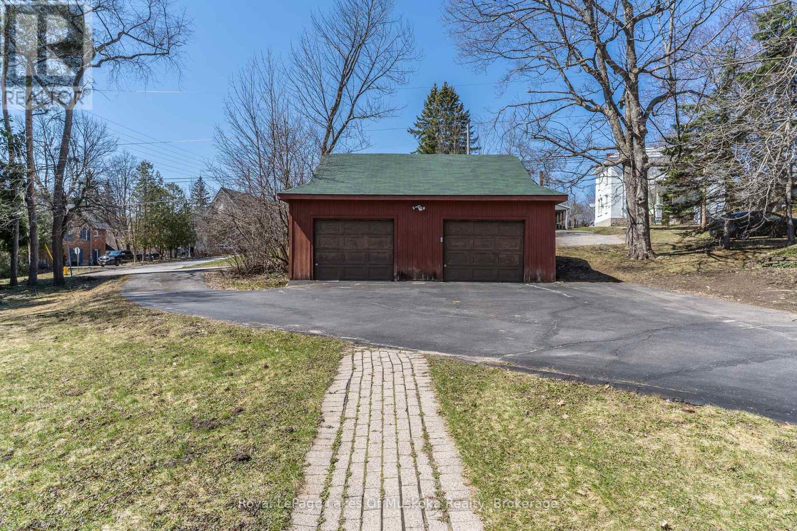 












21 KING STREET

,
Huntsville,




Ontario
P1H1X6

