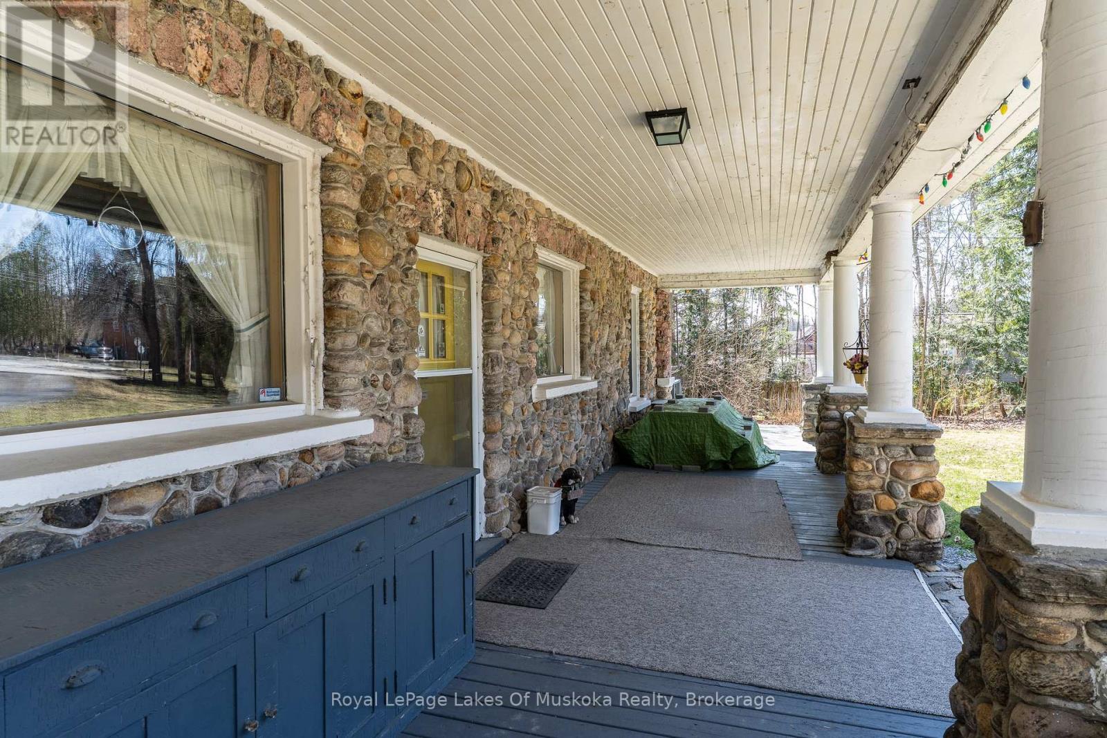 












21 KING STREET

,
Huntsville,




Ontario
P1H1X6

