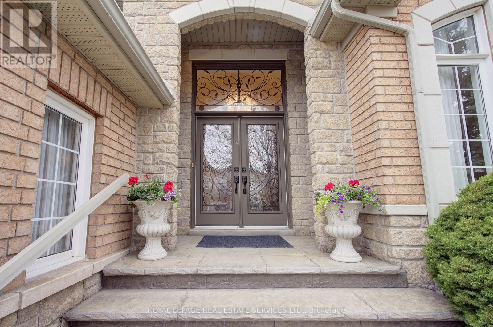 












2444 SALCOME DRIVE

,
Oakville,




Ontario
L6H7N5

