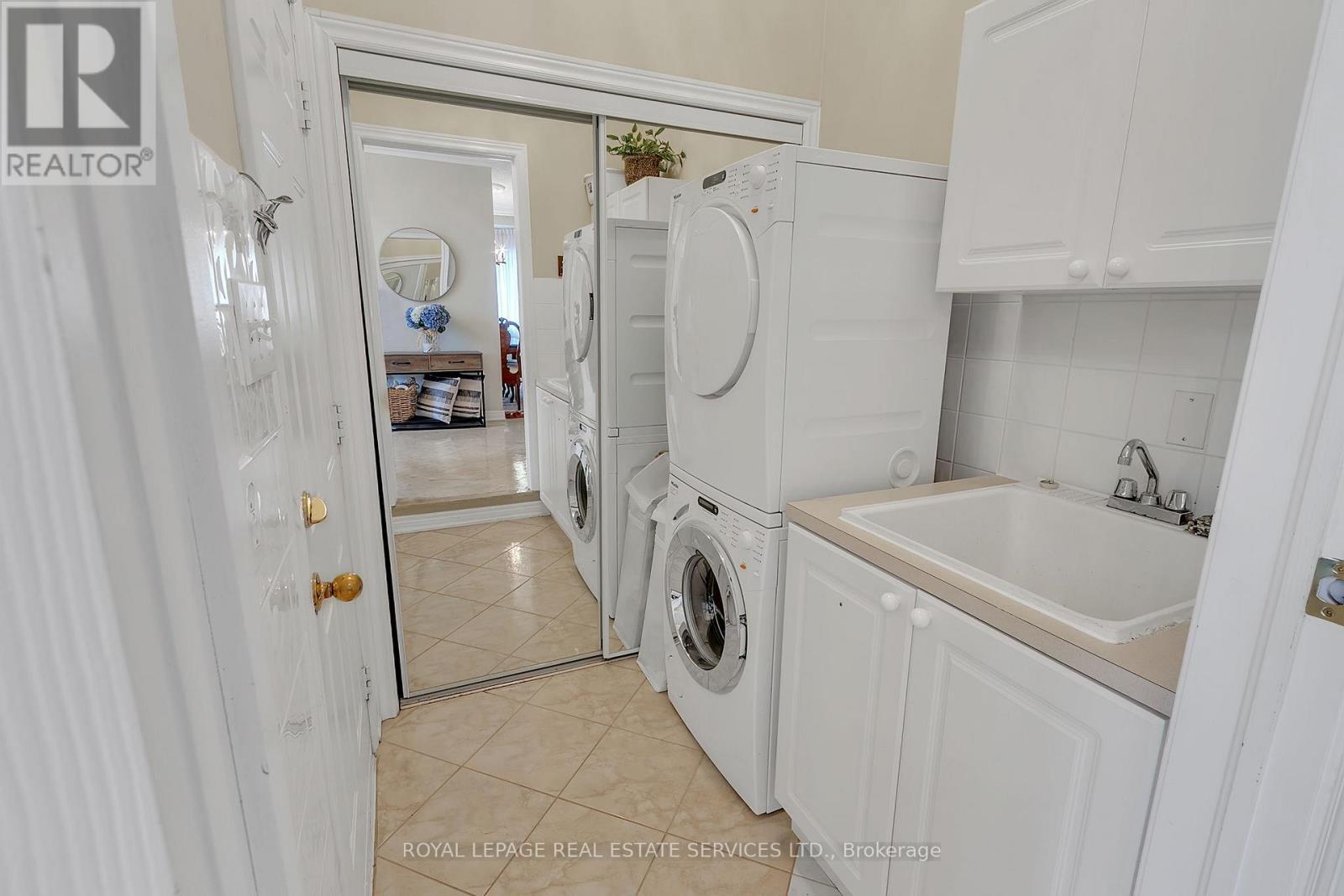 












2444 SALCOME DRIVE

,
Oakville,




Ontario
L6H7N5

