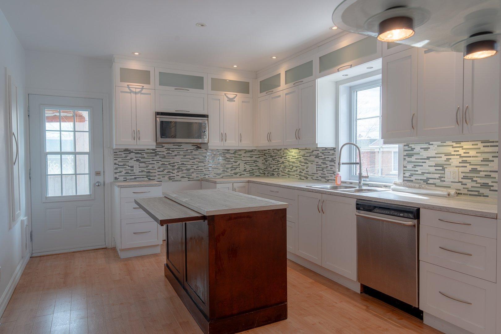 









784


Rue Crevier

,
Montréal (Saint-Laurent),




QC
H4L2V8

