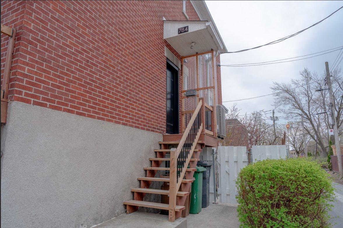 









784


Rue Crevier

,
Montréal (Saint-Laurent),




QC
H4L2V8

