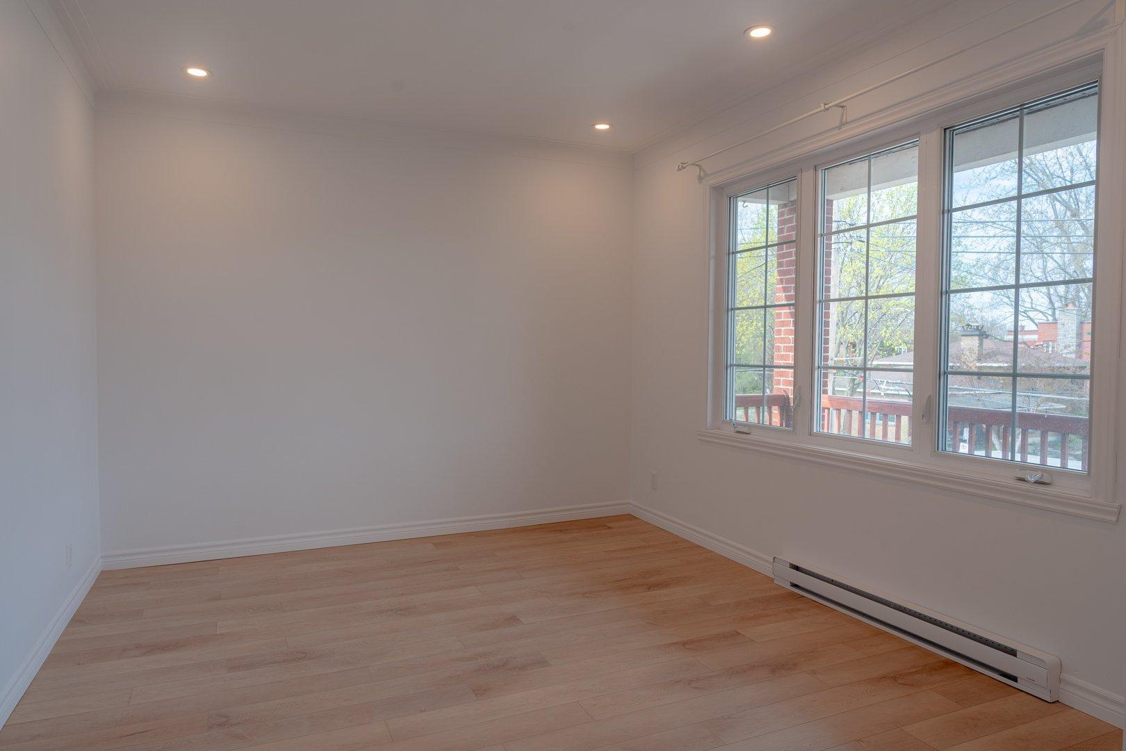 









784


Rue Crevier

,
Montréal (Saint-Laurent),




QC
H4L2V8

