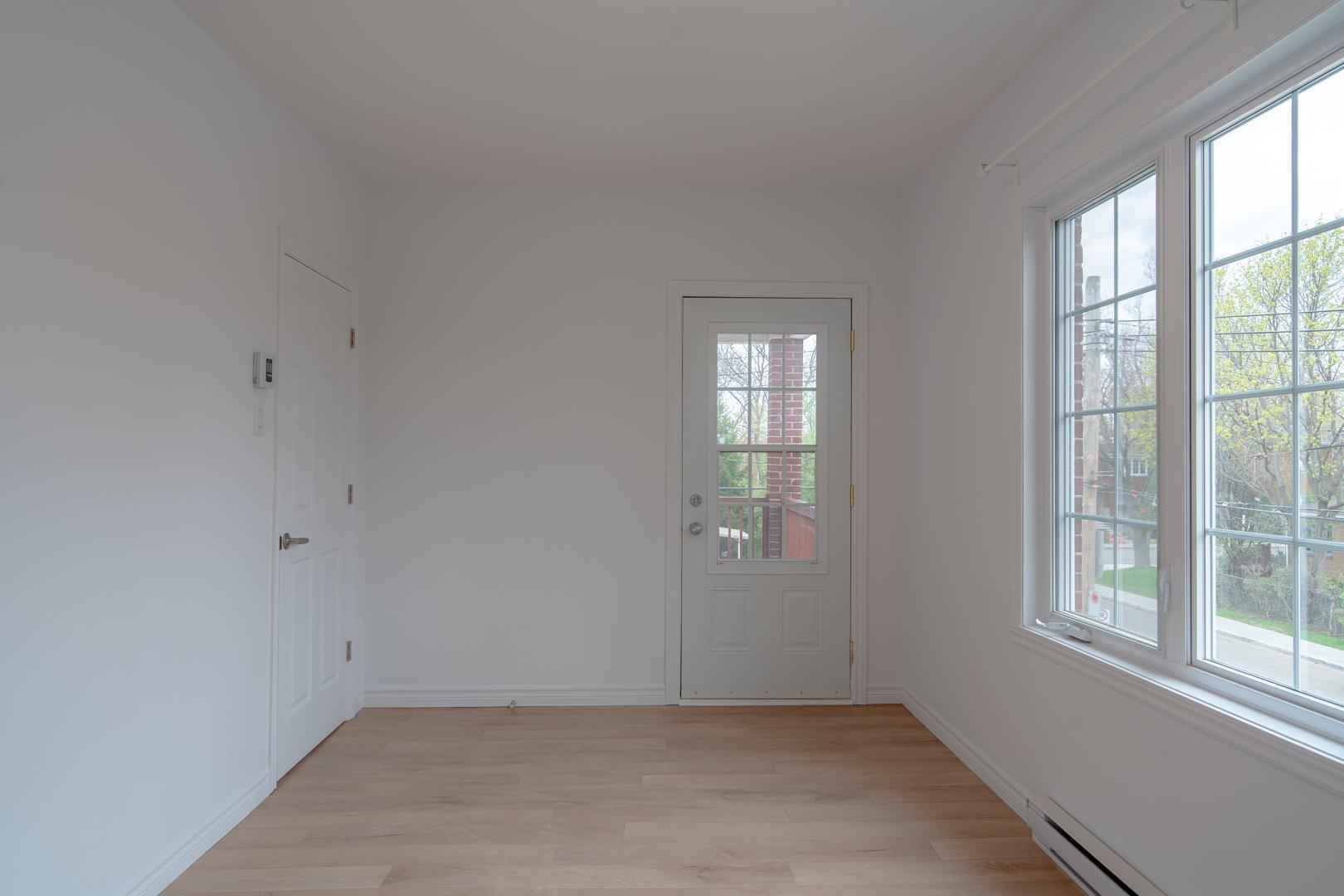 









784


Rue Crevier

,
Montréal (Saint-Laurent),




QC
H4L2V8

