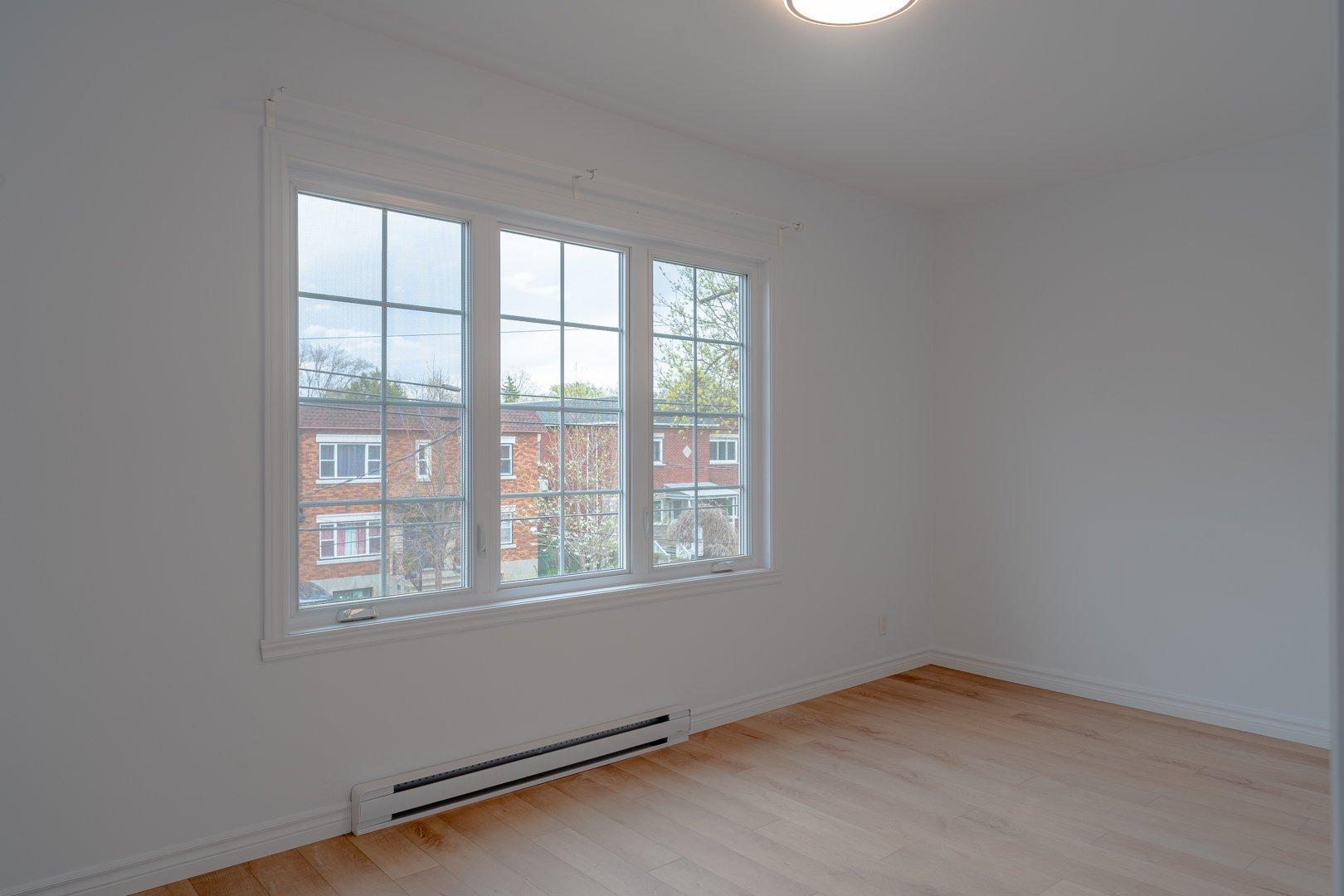 









784


Rue Crevier

,
Montréal (Saint-Laurent),




QC
H4L2V8

