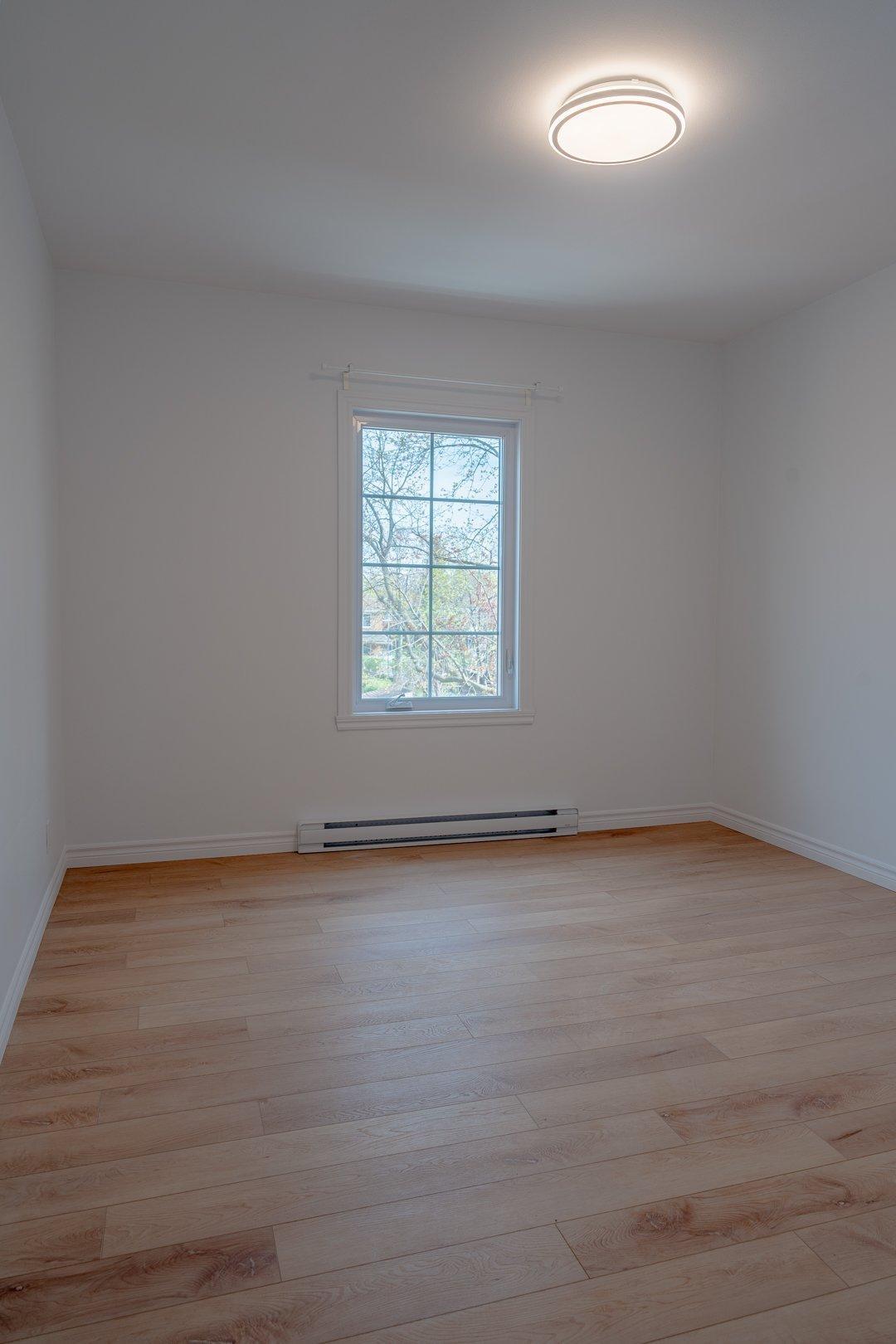 









784


Rue Crevier

,
Montréal (Saint-Laurent),




QC
H4L2V8

